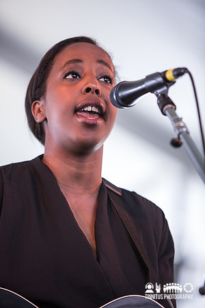 Cold Specks in concert