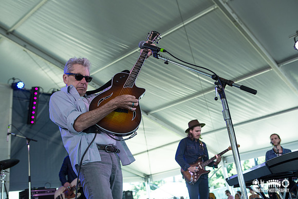 Joe Ely with the Texas Gentlemen in concert