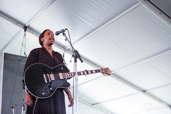 Cold Specks in concert