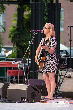 Laura Viers in concert