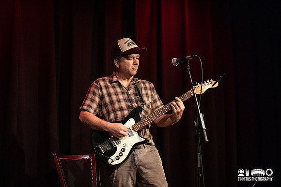 Darren Hanlon in concert