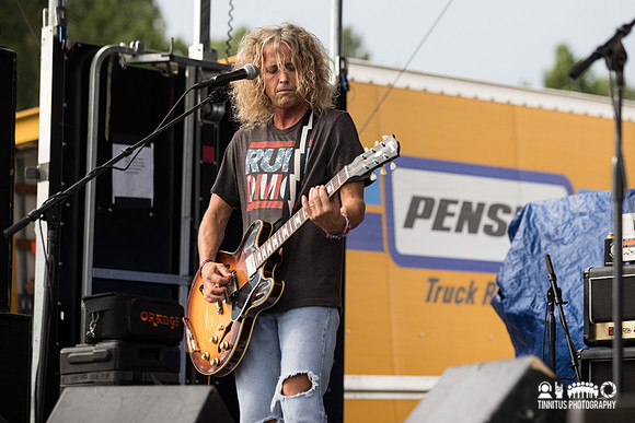 Raelyn Nelson Band in concert