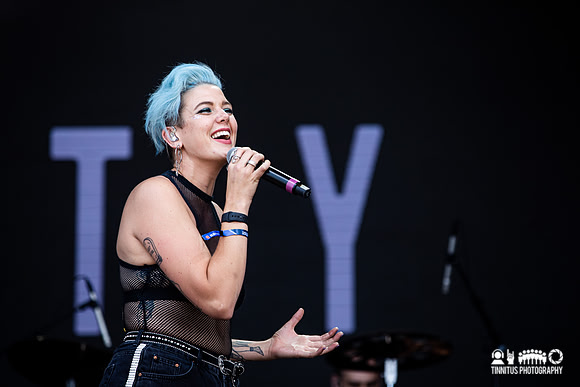 Betty Who in concert