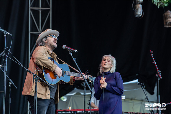 Cate Le Bon with Jeff Tweedy in concert