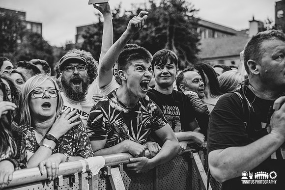 Idles in concert