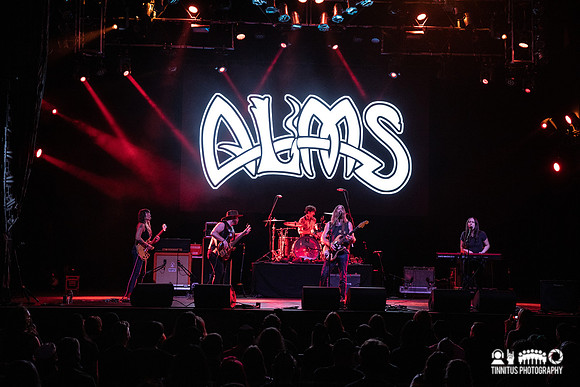 Alms in concert