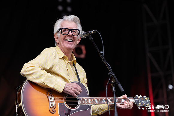 Nick Lowe with Los Straitjackets in concert