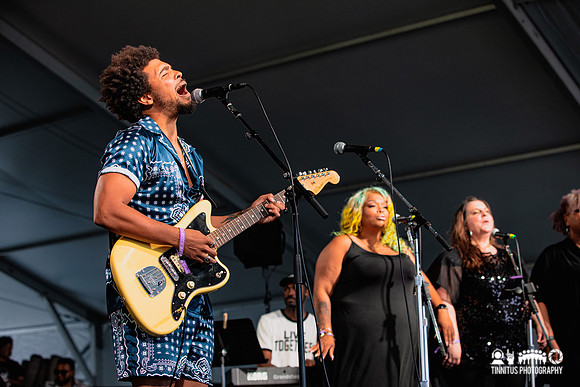 Devon Gilfillian in concert