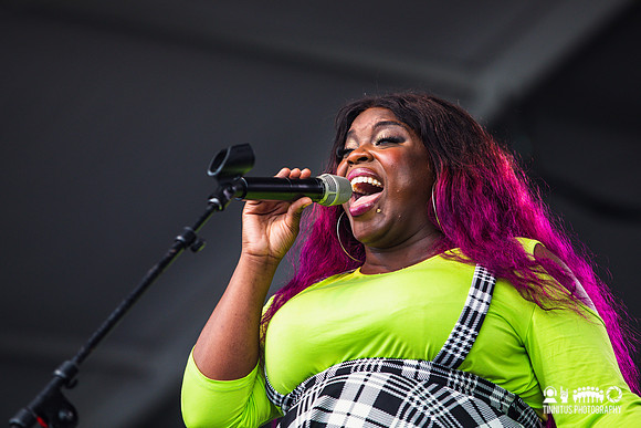 Yola in concert
