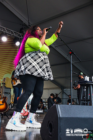 Yola in concert