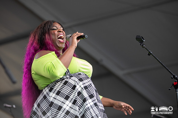 Yola in concert