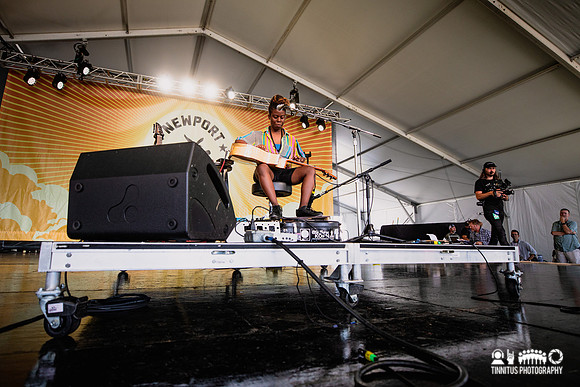 Yasmin Williams in concert