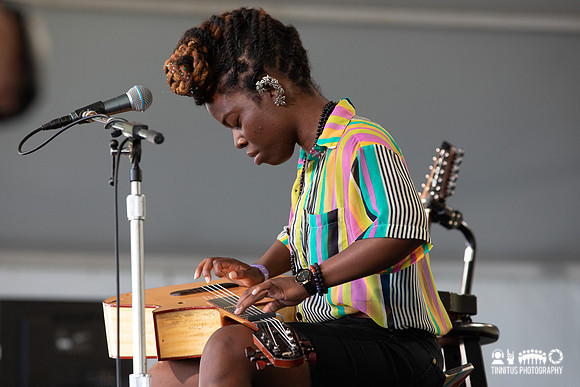 Yasmin Williams in concert