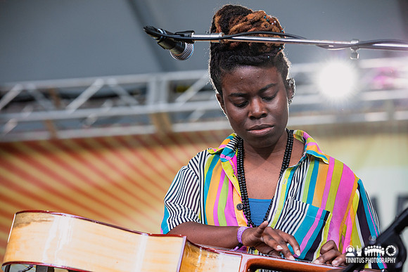 Yasmin Williams in concert