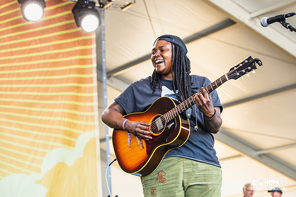 Joy Oladokun in concert