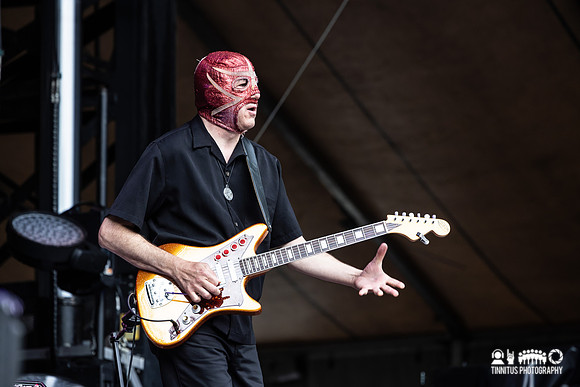Nick Lowe with Los Straitjackets in concert