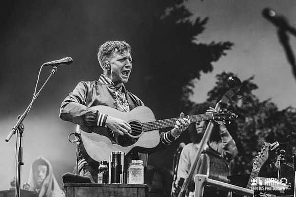 Tyler Childers in concert