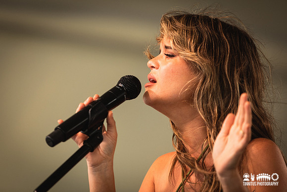 Maren Morris in concert