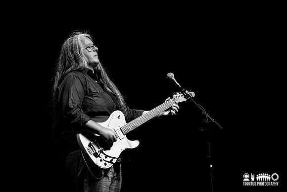 Marisa Anderson in concert