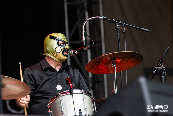 Nick Lowe with Los Straitjackets in concert