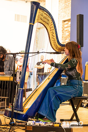 Mikaela Davis in concert