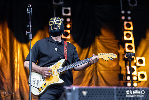 Nick Lowe with Los Straitjackets in concert