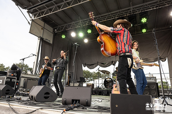 Ward Hayden and the Outliers in concert