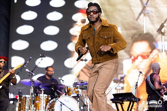 Leon Bridges in concert