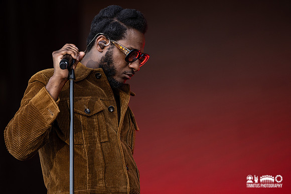 Leon Bridges in concert