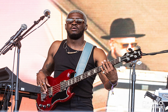 Leon Bridges in concert