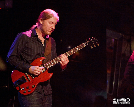 Susan Tedeschi and Derek Trucks play at the Hot Stove Cool Music