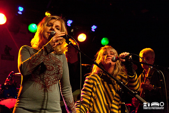 Belly members Tanya Donelly and Gail Greenwood join the Hot Musi