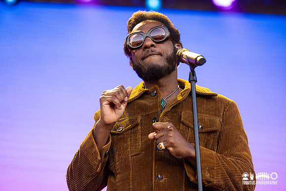 Leon Bridges in concert