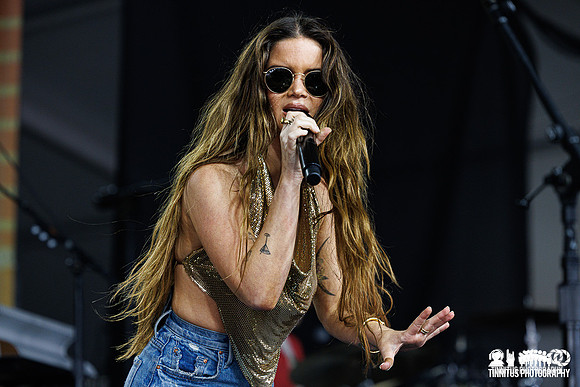Maren Morris in concert