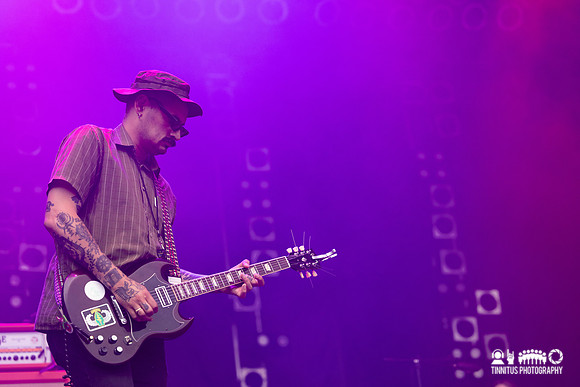 Dry Cleaning in concert