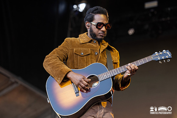 Leon Bridges in concert