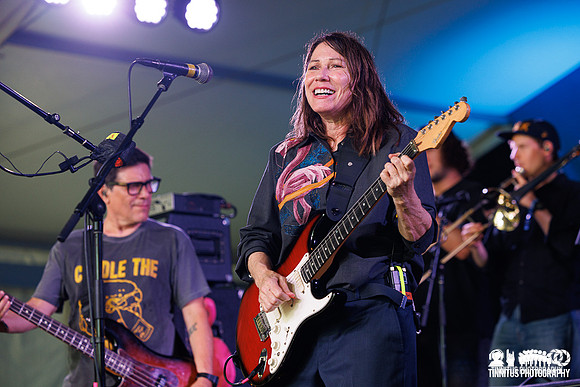 Kim Deal in concert
