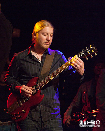 Susan Tedeschi and Derek Trucks play at the Hot Stove Cool Music