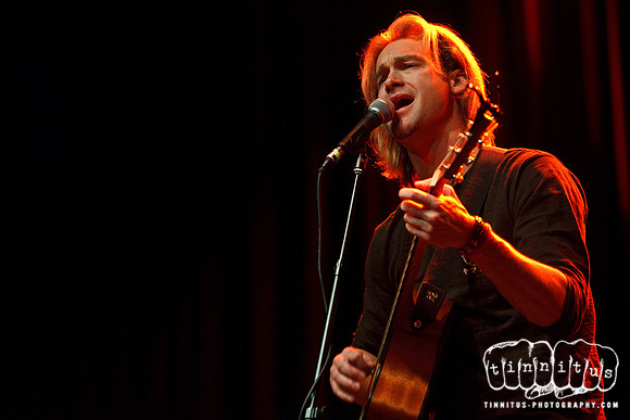 Bronson Arroyo plays Hot Stove Cool Music