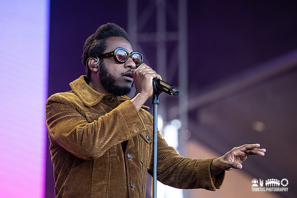 Leon Bridges in concert