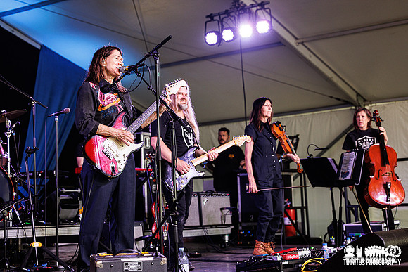 Kim Deal in concert