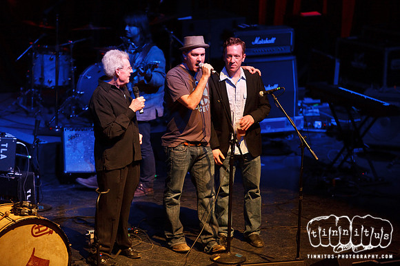 Mike O'Malley emcee'ing the tenth concert of the Hot Stove Cool