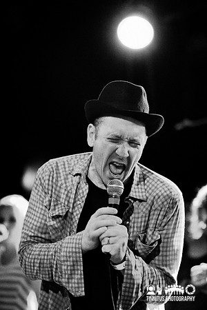 Bill Janovitz performs at the Hot Stove/Cool Music charity event