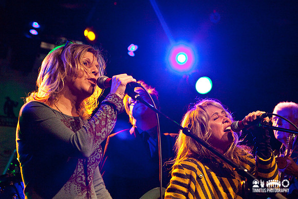 Belly members Tanya Donelly and Gail Greenwood join the Hot Musi