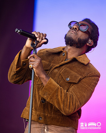 Leon Bridges in concert