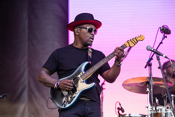 Leon Bridges in concert