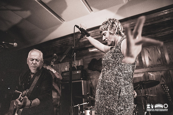 Jon Langford and Sally Timms in concert