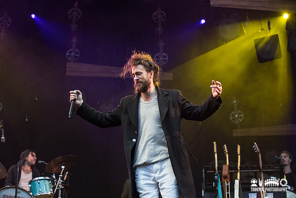 Edward Sharpe and the Magnetic Zeroes in concert