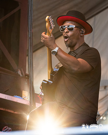 Leon Bridges in concert
