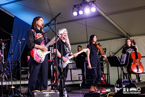 Kim Deal in concert